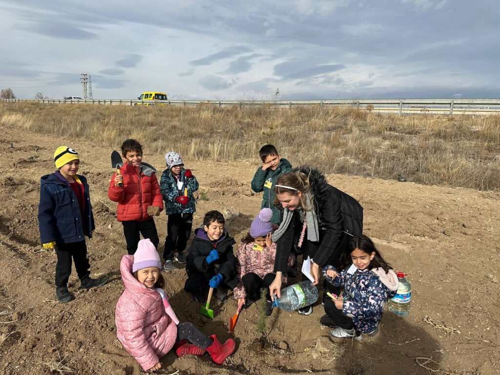 1.sınıf öğrencilerimizle yürüttüğümüz "Ağaç Bayramı" projesinde doğa sevgisini pekiştirmek...